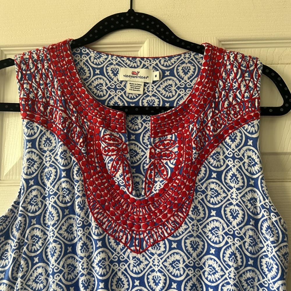 Vineyard Vines embroidered tile print knit stretch dress in marlin - Picture 3 of 9